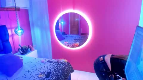 Snapshot of beauty_milf4 chatting on 15, 11, 2025 Chantall online show from 15, 11, 2025
