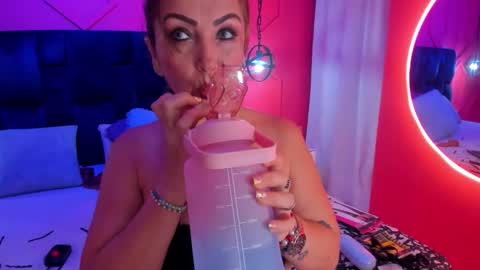 Snapshot of beauty_milf4 chatting on 20, 11, 2025 Chantall online show from 20, 11, 2025