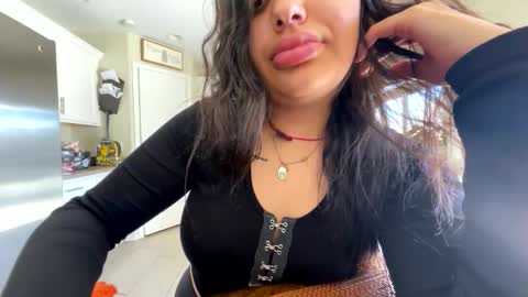 Snapshot of bebesitaa21 chatting on 27, 10, 2025 Angelique online show from 27, 10, 2025