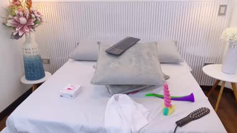 Snapshot of becky_gb chatting on 3, 10, 2025 Laura Tobon online show from 3, 10, 2025