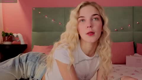 Snapshot of bella_stewarttt chatting on 25, 5, 2026 Bella NEW ROOM online show from 25, 5, 2026