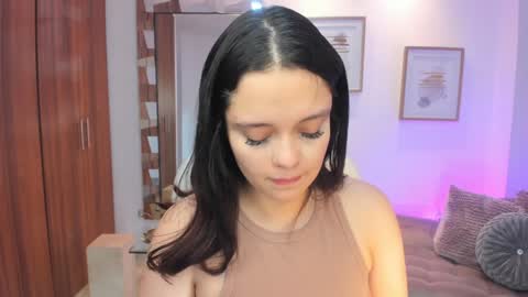 Snapshot of bellaa_hadid_ chatting on 14, 12, 2024 Bella Hadid online show from 14, 12, 2024