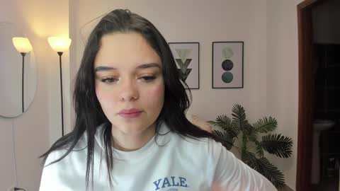 Snapshot of bellaa_hadid_ chatting on 17, 12, 2024 Bella Hadid online show from 17, 12, 2024