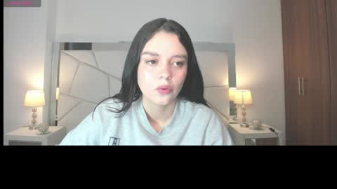 Snapshot of bellaa_hadid_ chatting on 3, 1, 2025 Bella Hadid online show from 3, 1, 2025