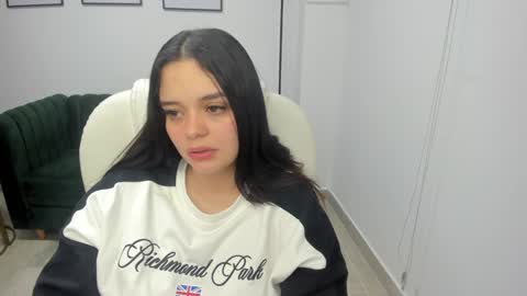 Snapshot of bellaa_hadid_ chatting on 5, 1, 2025 Bella Hadid online show from 5, 1, 2025