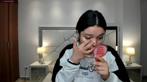 Snapshot of bellaa_hadid_ chatting on 1, 2, 2025 Bella Hadid online show from 1, 2, 2025