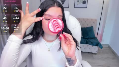 Snapshot of bellaa_hadid_ chatting on 5, 2, 2025 Bella Hadid online show from 5, 2, 2025