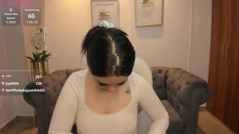 Snapshot of bellaa_hadid_ chatting on 5, 10, 2025 Bella Hadid online show from 5, 10, 2025