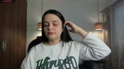 Snapshot of bellaa_hadid_ chatting on 8, 10, 2025 Bella Hadid online show from 8, 10, 2025