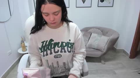 Snapshot of bellaa_hadid_ chatting on 17, 10, 2025 Bella Hadid online show from 17, 10, 2025