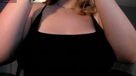 Snapshot of bellarosex1 chatting on 3, 12, 2025 Bella Rose online show from 3, 12, 2025