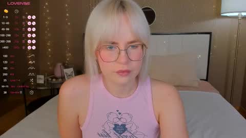 Snapshot of bellatip chatting on 8, 11, 2025 Bella online show from 8, 11, 2025