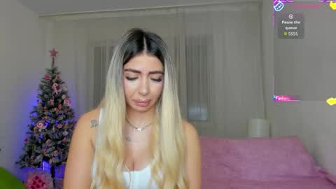 Snapshot of belle_hallle chatting on 17, 12, 2025 LucyJelly online show from 17, 12, 2025