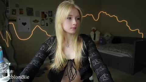 Snapshot of bestblondiiecb chatting on 2, 3, 2025 Chloe Next stream on Friday online show from 2, 3, 2025