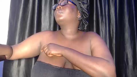 Snapshot of bigass_chocolate chatting on 21, 9, 2025 bella online show from 21, 9, 2025