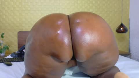 Snapshot of bigroundbooty_ chatting on 28, 4, 2026 bigroundbooty_ online show from 28, 4, 2026