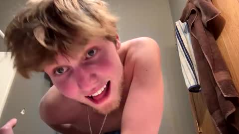 Snapshot of bigskinnyboyshh chatting on 25, 11, 2025 bigskinnyboyshh online show from 25, 11, 2025