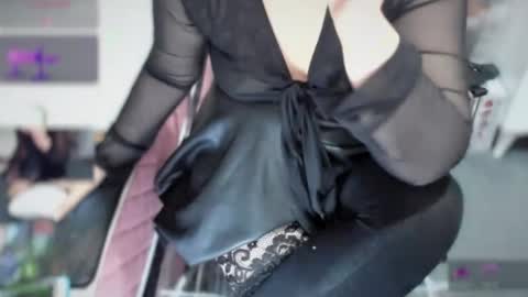 bisex woman online show from 17, 11, 2025