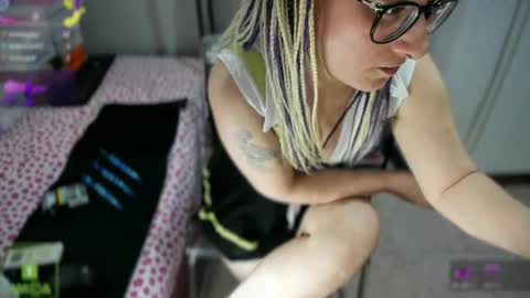 bisex woman online show from 11, 6, 2026
