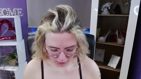 Z O E Y online show from 6, 3, 2026