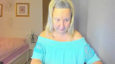 Snapshot of blonde_angel20 chatting on 20, 1, 2025 Nicole online show from 20, 1, 2025