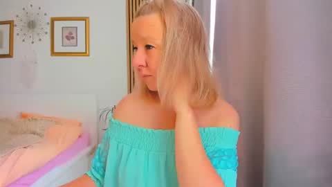 Snapshot of blonde_angel20 chatting on 24, 2, 2025 Nicole online show from 24, 2, 2025