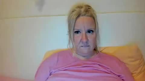 Snapshot of blonde_angel20 chatting on 21, 9, 2025 Nicole online show from 21, 9, 2025