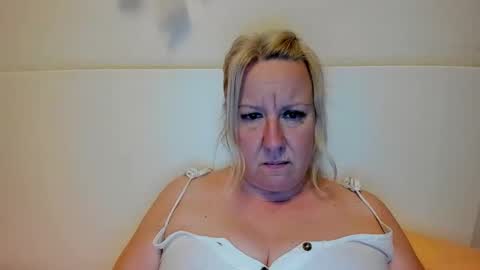 Snapshot of blonde_angel20 chatting on 24, 9, 2025 Nicole online show from 24, 9, 2025