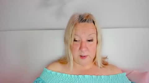 Snapshot of blonde_angel20 chatting on 16, 10, 2025 Nicole online show from 16, 10, 2025