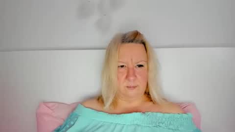 Snapshot of blonde_angel20 chatting on 18, 10, 2025 Nicole online show from 18, 10, 2025