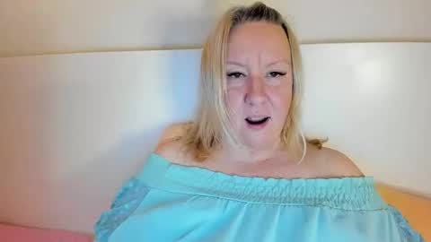 Snapshot of blonde_angel20 chatting on 21, 11, 2025 Nicole online show from 21, 11, 2025