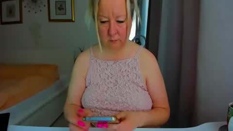 Nicole online show from 12, 4, 2026