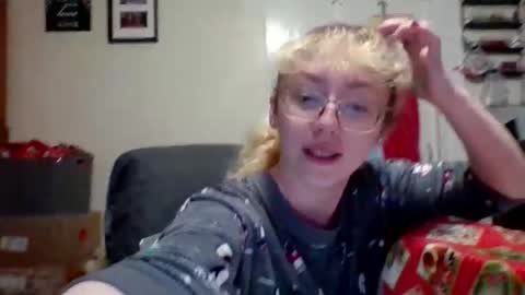Snapshot of blonde_katie chatting on 30, 12, 2024 Katie online show from 30, 12, 2024