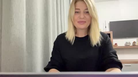 Snapshot of blondie_xoxoxo chatting on 9, 9, 2025 blondie_xoxoxo online show from 9, 9, 2025