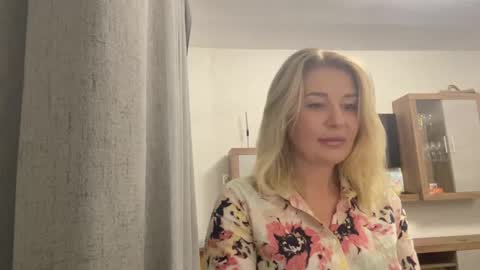 Snapshot of blondie_xoxoxo chatting on 16, 9, 2025 blondie_xoxoxo online show from 16, 9, 2025