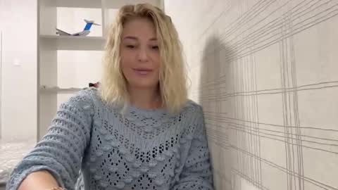 Snapshot of blondie_xoxoxo chatting on 17, 9, 2025 blondie_xoxoxo online show from 17, 9, 2025