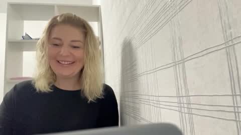 Snapshot of blondie_xoxoxo chatting on 25, 9, 2025 blondie_xoxoxo online show from 25, 9, 2025