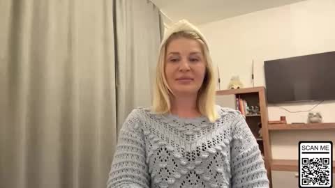 Snapshot of blondie_xoxoxo chatting on 4, 10, 2025 blondie_xoxoxo online show from 4, 10, 2025