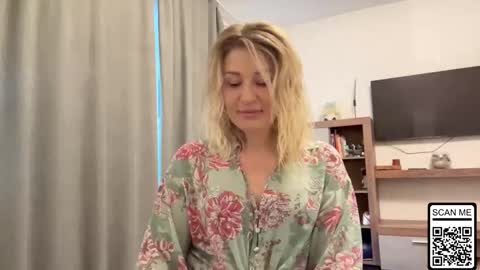 Snapshot of blondie_xoxoxo chatting on 5, 10, 2025 blondie_xoxoxo online show from 5, 10, 2025