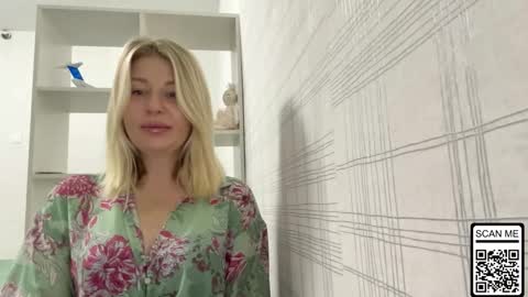 Snapshot of blondie_xoxoxo chatting on 16, 10, 2025 blondie_xoxoxo online show from 16, 10, 2025