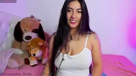 Snapshot of blue_petite chatting on 13, 6, 2026 Linda online show from 13, 6, 2026