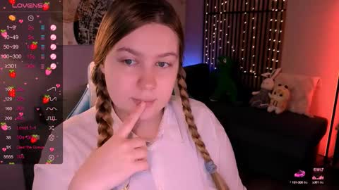 Snapshot of blush_ellie chatting on 21, 9, 2025 Ellie3 online show from 21, 9, 2025