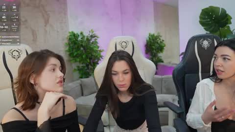 Snapshot of bright_diamonds_054 chatting on 8, 3, 2025 Diamonds Girls online show from 8, 3, 2025