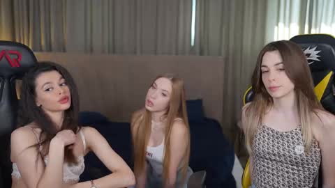 Snapshot of bright_diamonds_054 chatting on 10, 3, 2025 Diamonds Girls online show from 10, 3, 2025