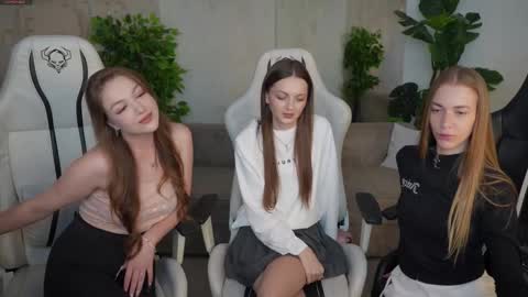 Snapshot of bright_diamonds_054 chatting on 8, 9, 2025 Diamonds Girls online show from 8, 9, 2025