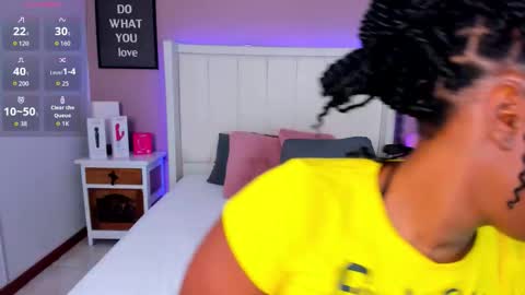 Snapshot of britanymooree chatting on 4, 12, 2025 Britany online show from 4, 12, 2025