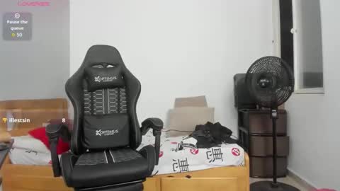 Snapshot of britney_beg1 chatting on 24, 10, 2025 Britney online show from 24, 10, 2025