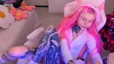 Snapshot of britney_lynch chatting on 27, 10, 2025 Britney online show from 27, 10, 2025