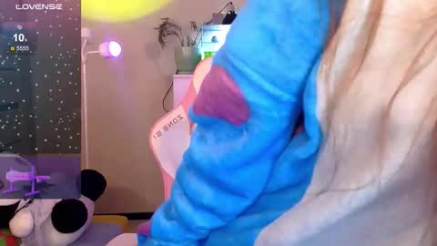 Snapshot of britney_lynch chatting on 4, 12, 2025 Britney online show from 4, 12, 2025