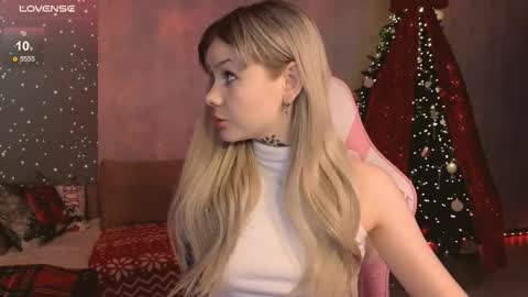 Snapshot of britney_lynch chatting on 15, 12, 2025 Britney online show from 15, 12, 2025